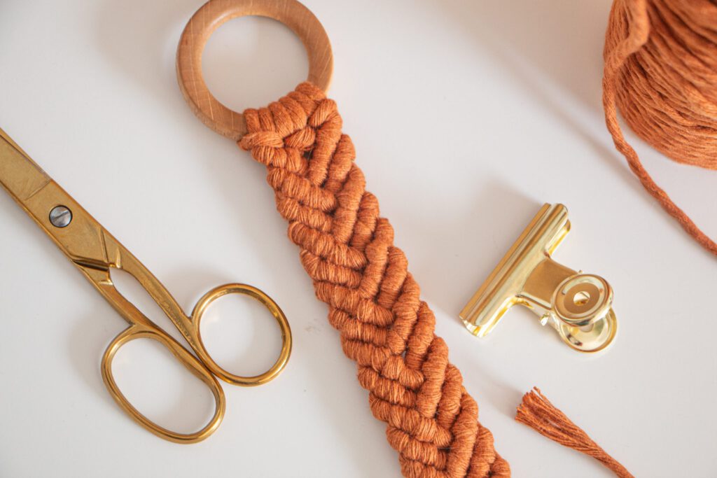  macrame fotoclip met visgraadpatroon in terracotta kleur 