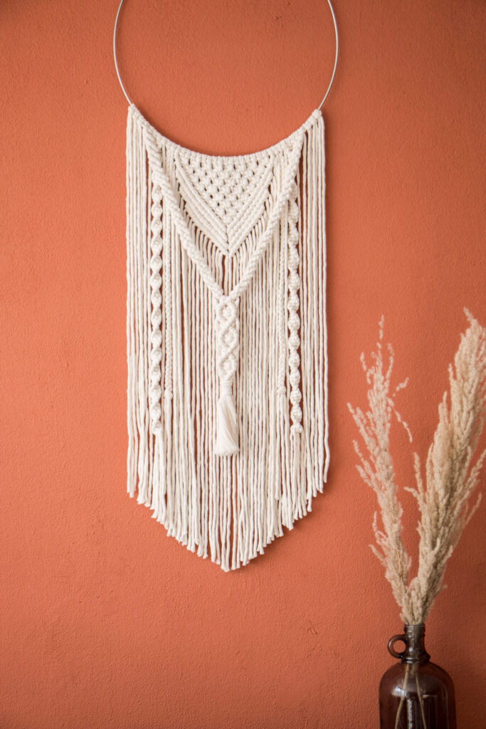  macrame wandhanger voor het interieur. met ring in naturel kleur 