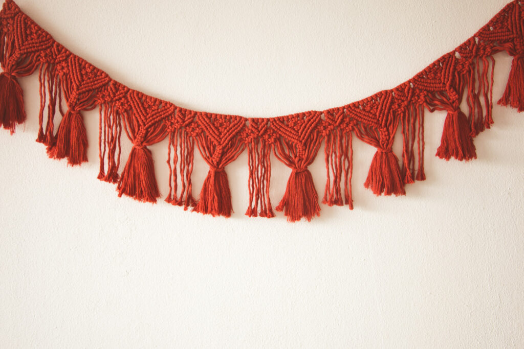  macrame vlaggenlijn in rode kleur 