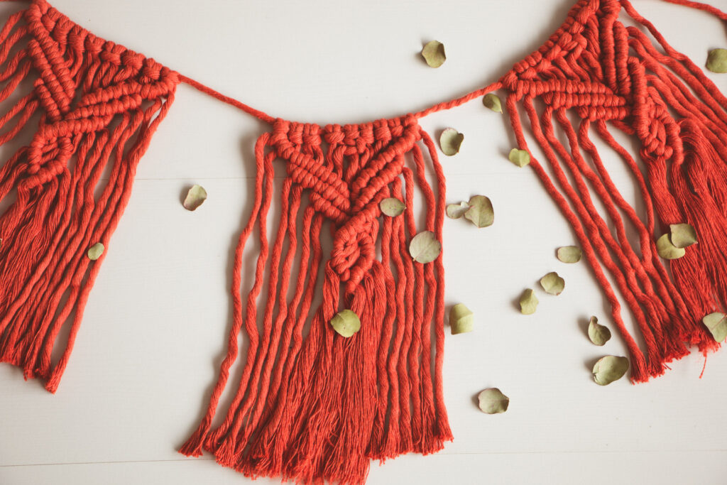  macrame vlaggenlijn in rode kleur met confetti 