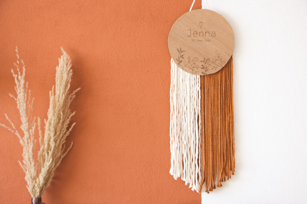  wandhanger van macrame met in hout gebrande naam te personaliseren in kleuren naturel en terracotta 