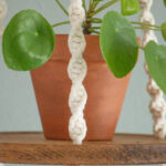  macrame plantenhanger met plankje in naturel kleur 