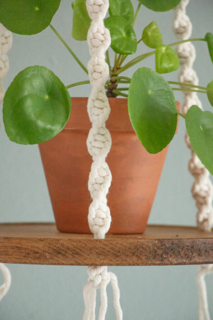  macrame plantenhanger met plankje in naturel kleur 