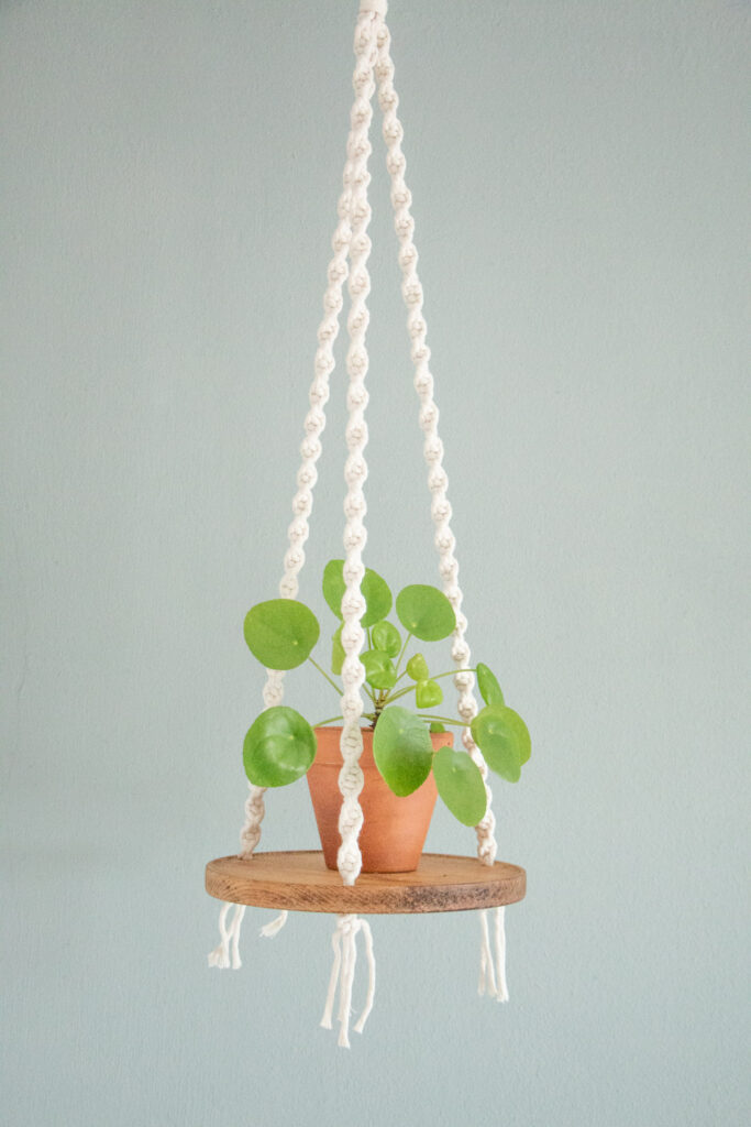  macrame plantenhanger met plankje in naturel kleur 