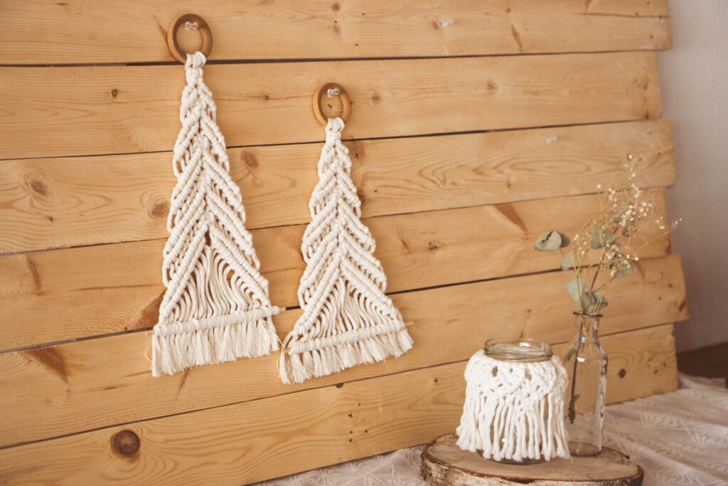  kerstboompje van macrame voor aan de wand in naturel kleur met houten ring 