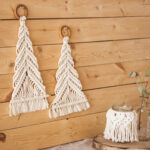  kerstboompje van macrame voor aan de wand in naturel kleur met houten ring 