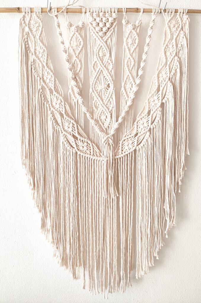  grote macrame wandhanger aan bamboetak 