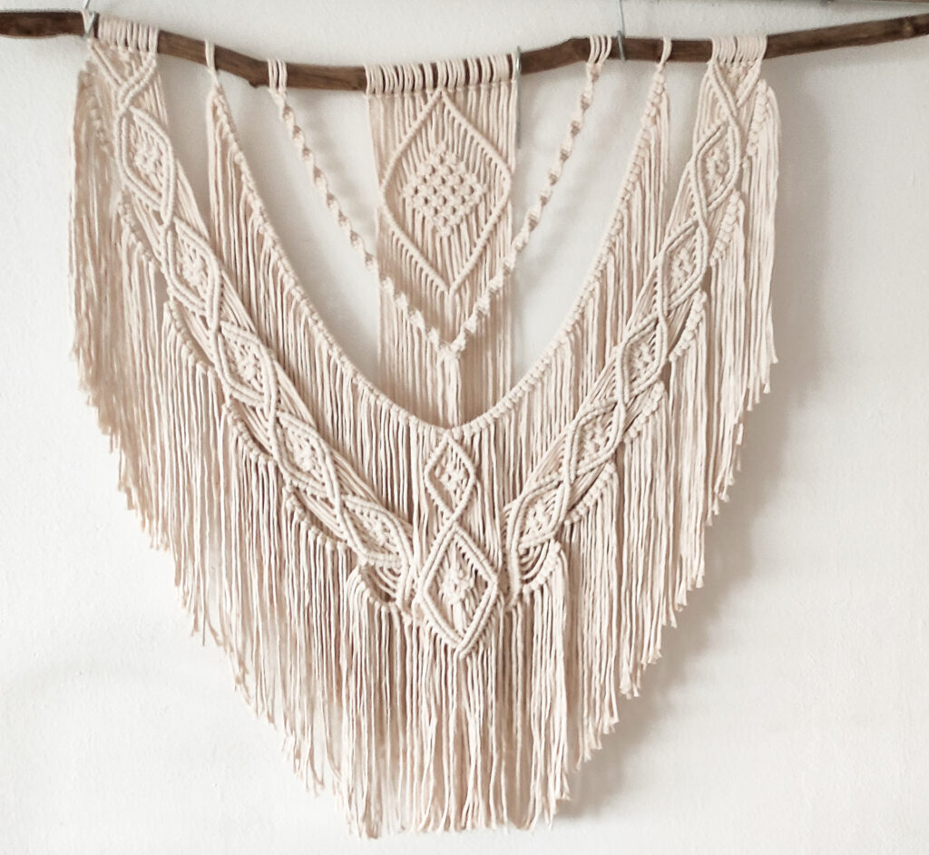  grote macrame wandhanger aan tak 