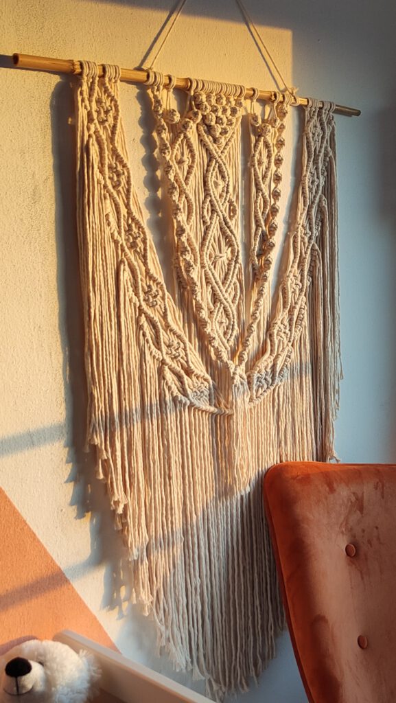  macrame wandhanger tijdens golden hour in kinderkamer 